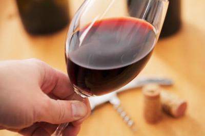 Se puede tomar una copa de vino con antibioticos